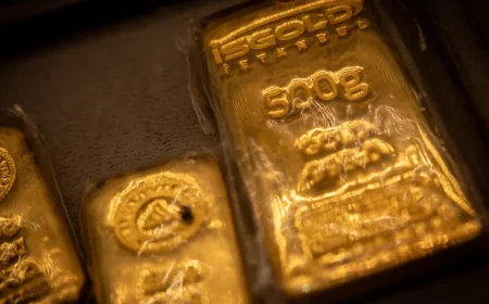 Gold Falls to One-Month Low — Traders, Families and the Fed’s Tightrope