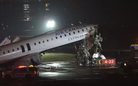 Accident Avion Laguardia: Air Canada Express CRJ-900 Collides with Fire-Rescue Vehicle; Two Pilots Dead