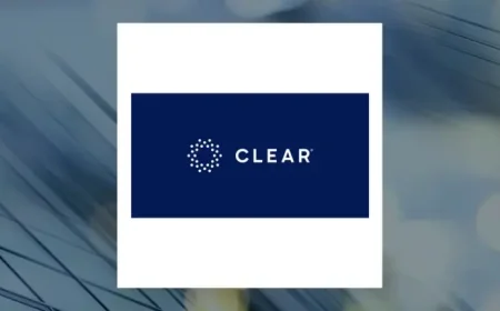 Clear Stock at an inflection point: institutional trimming, analyst targets, and the next test for YOU