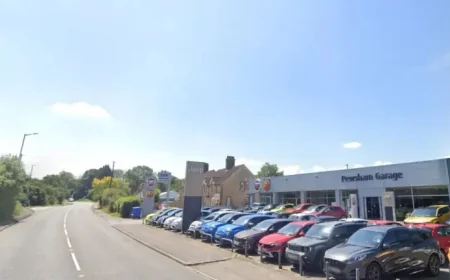 M4 Traffic: Live update — Major delays as ‘Land Rover’ type vehicle drives off after crash near garage