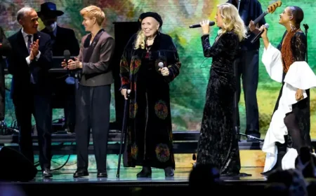 Joni Mitchell Returns at Junos: Rare Appearance, Medley and a Moment That Reframed the Night