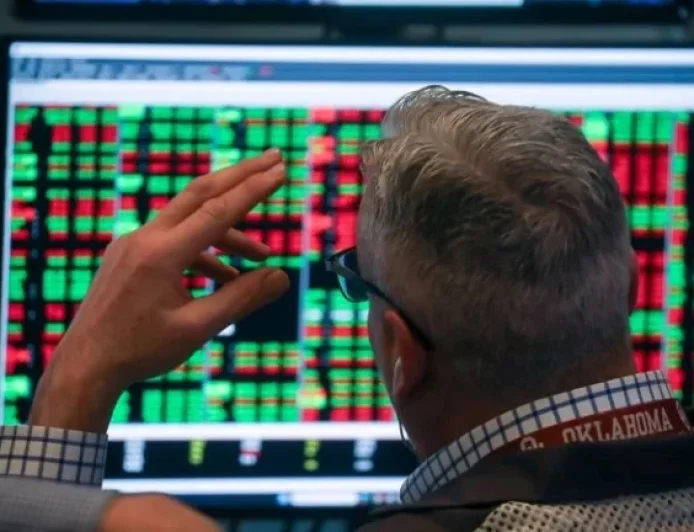 Dow Plummets 800 Points Amid Tariff Uncertainty, AI Disruption Concerns