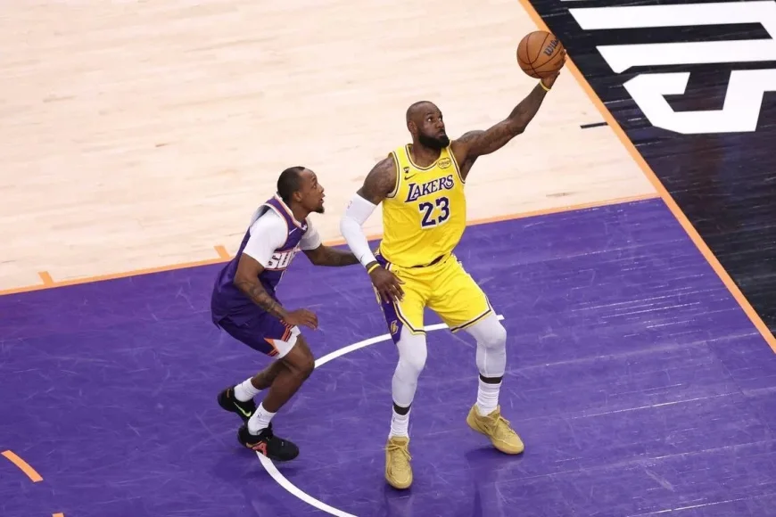 LIVE: Lakers vs Warriors 65–47 at Halftime — LeBron James Goes Perfect From Three