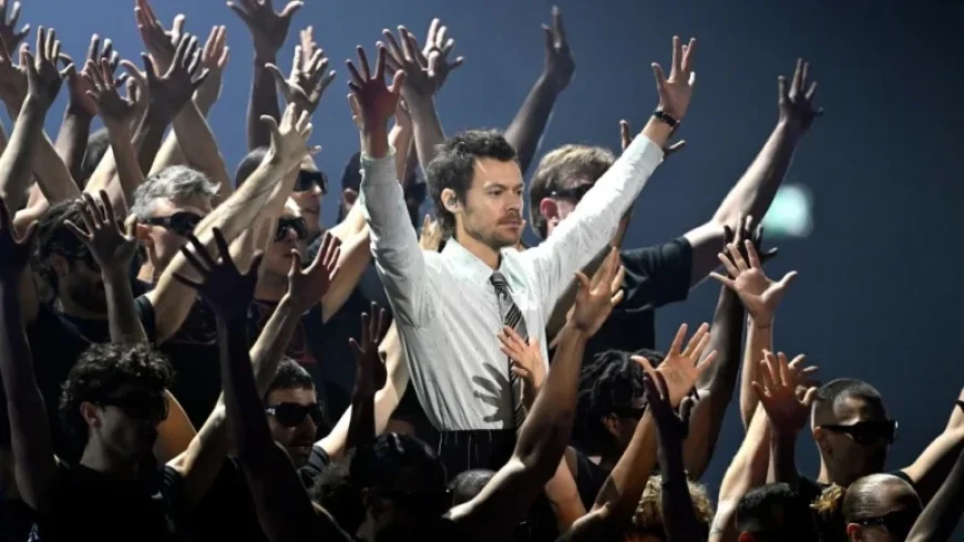 Harry Styles Delivers Debut Performance of ‘Aperture’ at BRIT Awards