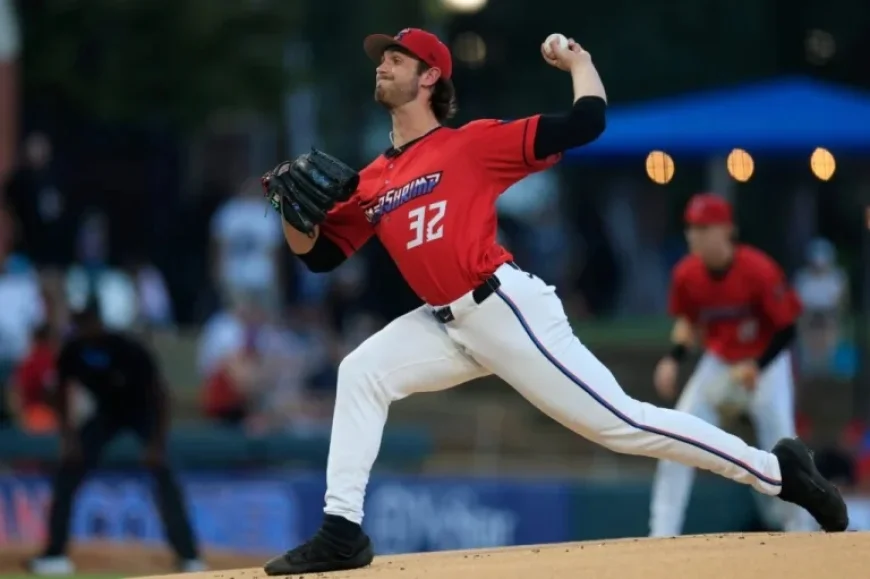 Thomas White Diagnosed with Oblique Strain Injury