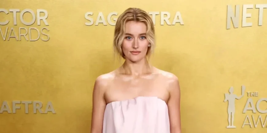 Sarah Pidgeon Embraces Carolyn Bessette Kennedy’s Elegance in Balenciaga at 2026 Actor Awards