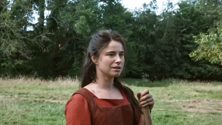 Jessie Buckley Honors Emily Watson in Award Win Dedication