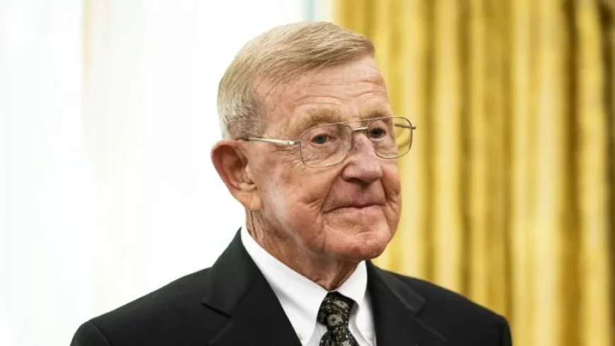 Lou Holtz, Legendary Notre Dame Coach, Dies at 86
