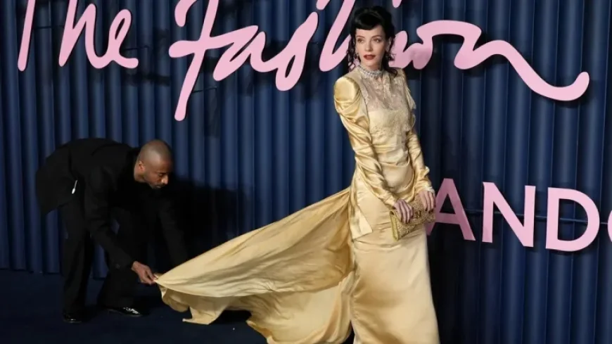 Lily Allen’s Dress Features Lyrics Criticizing Ex David Harbour