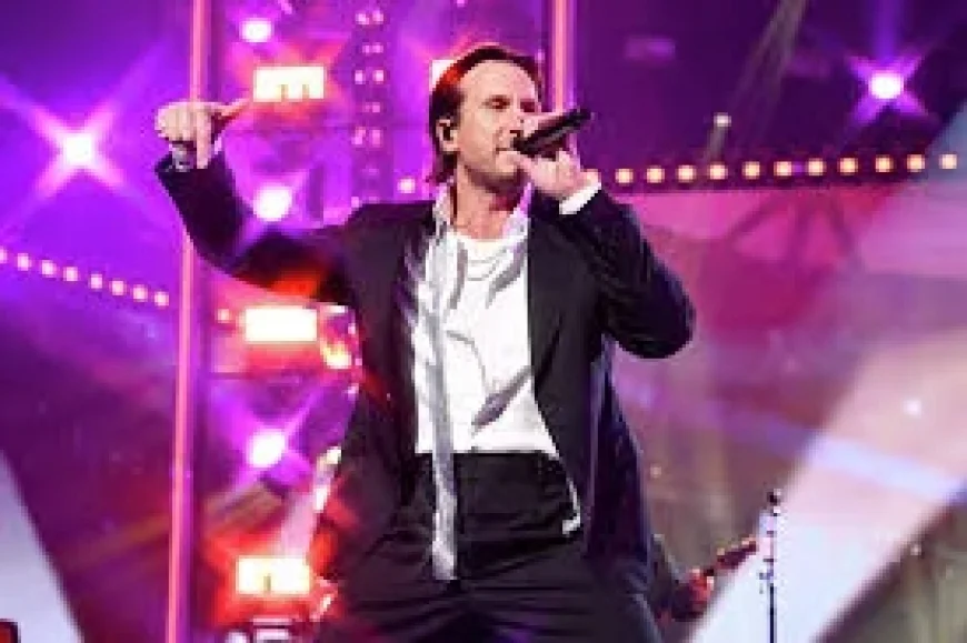 Russell Dickerson’s RodeoHouston moment spotlights a modern contradiction: digital spectacle, old-school stage