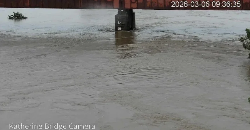 Katherine Flooding as rivers rise rapidly and hospital is evacuated