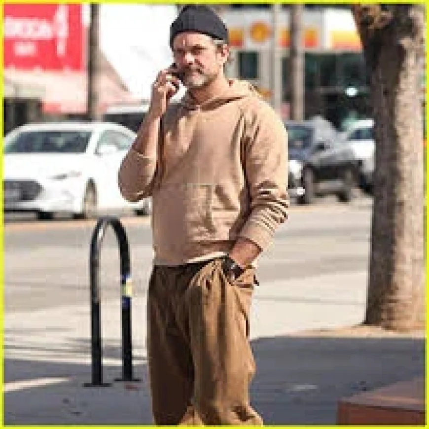 Joshua Jackson and the Coverage Vacuum: When a “Moment” Replaces News