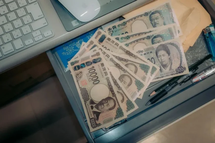 Dollar Hits Yearly High Amid Oil-Driven Safe Haven Demand