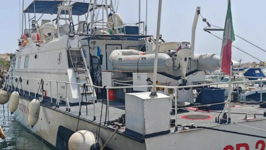 Barca sinks off Lampedusa as Coast Guard searches for missing child