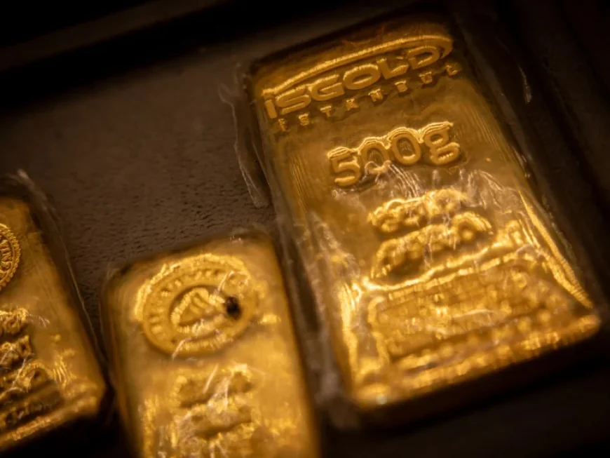 Gold Falls to One-Month Low — Traders, Families and the Fed’s Tightrope