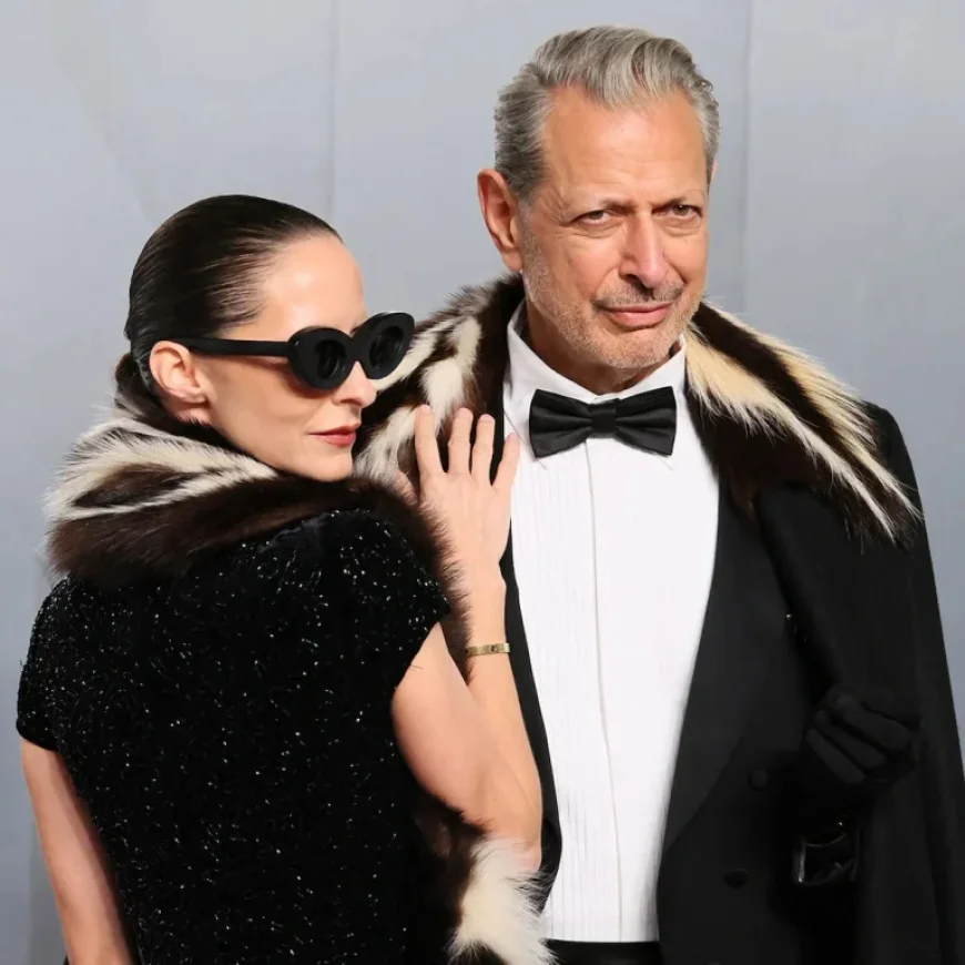 Jeff Goldblum’s Wife’s Daring Oscars After‑Party Look Reveals a Private‑Public Contrast