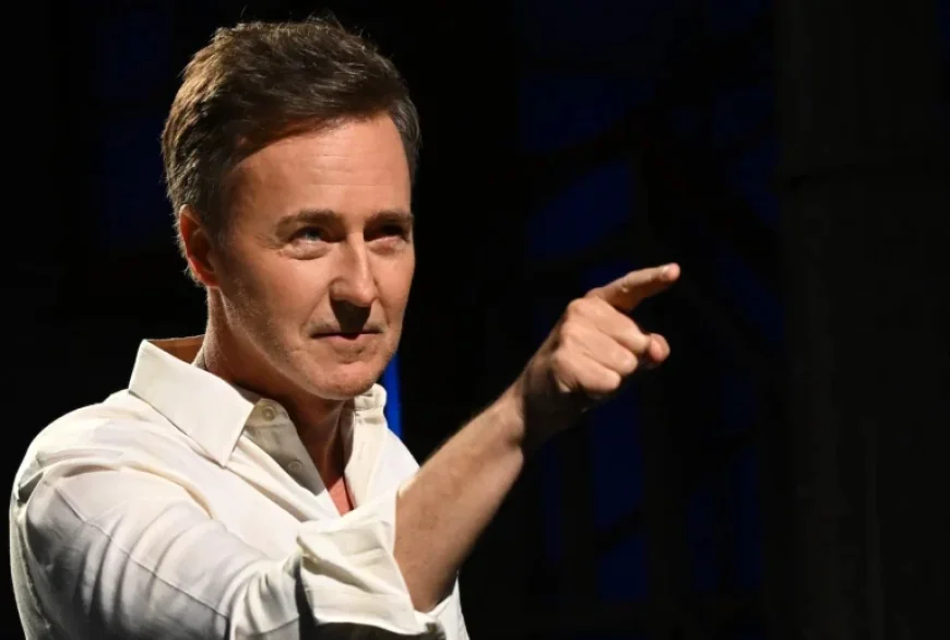 Edward Norton Wows Crowd With Powerful Poetry Reading as Colbert’s Program Nears End
