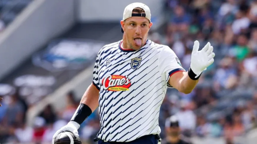 Rob Gronkowski Injures Hamstring in Flag Football Debut