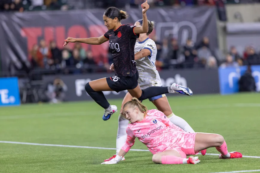 Portland Thorns Defeat Seattle Despite Two Red Cards in NWSL Opener