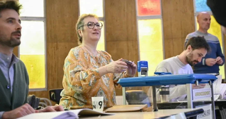 Paris Second Round: An Empty Ballot Box, a Thermos and the Long Day of Local Voting