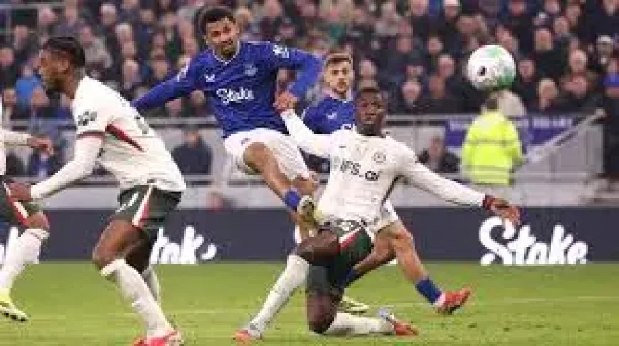 Alejandro Garnacho: Everton turn up heat on Rosenior as Beto double and Ndiaye sink Chelsea