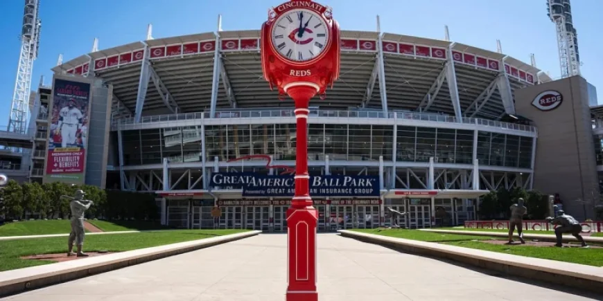 Joey Votto Presents Custom Clock to Reds and Cincinnati