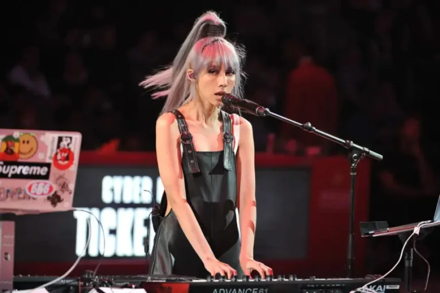 Melissa Reese Guns N Roses and the Quiet Weight of an Empty Keyboard Stand