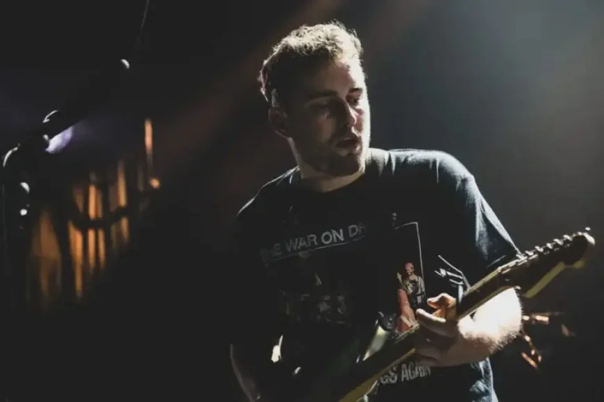 Sam Fender & Olivia Dean Continue U.K. Chart Dominance as ‘Rein Me In’ Hits 5th Week at No. 1