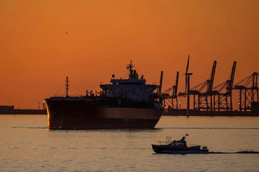 Strait of Hormuz Closure: Predicting the Rise in Oil Prices
