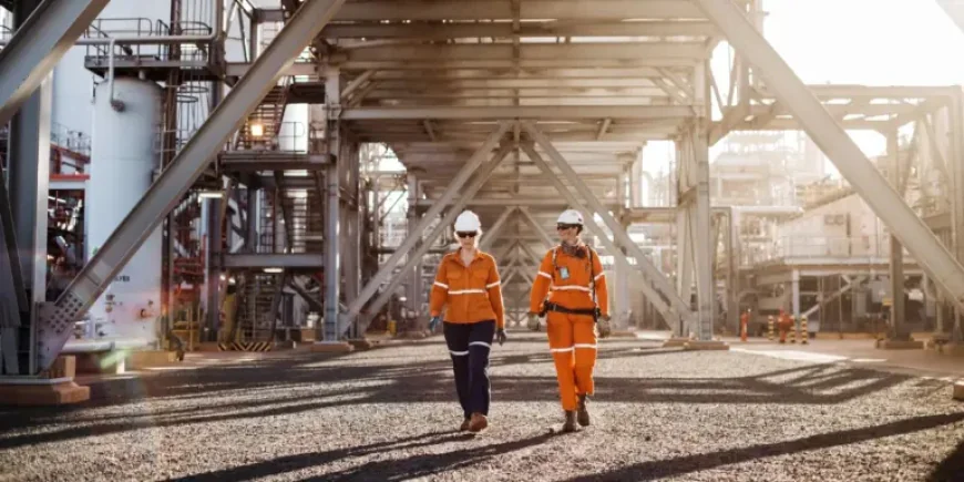Western Australia Red Sky reveals dust trail and rare triple landfall that halted LNG loading