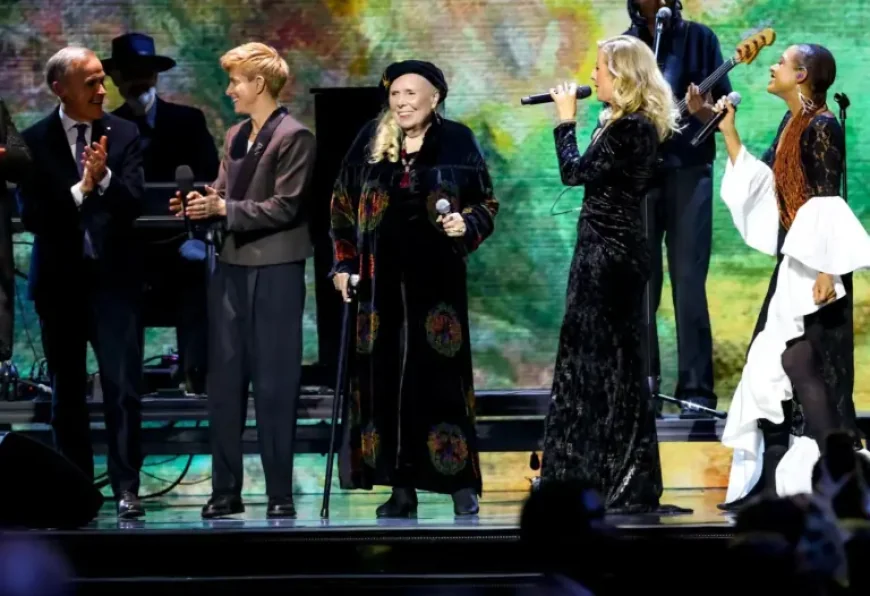 Joni Mitchell Returns at Junos: Rare Appearance, Medley and a Moment That Reframed the Night