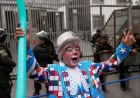 Bolivia clowns flood La Paz streets, warning school decree could wipe out livelihoods