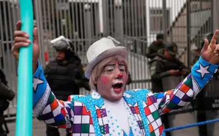 Bolivia: Clowns Take to the Streets to Protest Decree That Could Crush Their Livelihoods