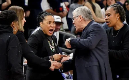 Geno Auriemma Apologizes for Final Four Incident with Dawn Staley
