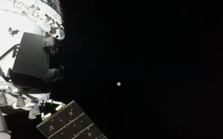 Face Cachée De La Lune and Artemis II as the lunar flyby nears