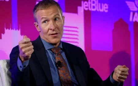 United Airlines CEO Proposed American Airlines Merger in Trump Meeting: Sources