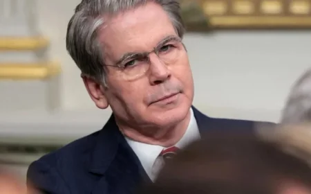 Treasury Secretary Bessent: US Should Await Conditions Before Cutting Rates