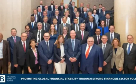 Andrew Bailey Says the Bank of England Won’t Rush Rate Decisions as Energy Shock Deepens