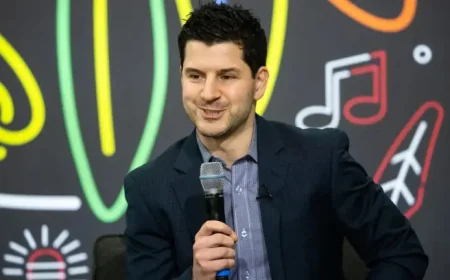 Blackhawks extend Davidson as focus shifts to Bedard deal