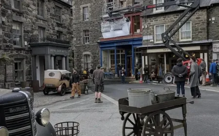 Anthony Hopkins turns Gwynedd town into a Hollywood scene: 200 people gather for film shoot