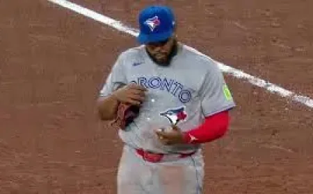 Vladimir Guerrero Jr Blue Jays: a finger scare, a familiar pause, and Toronto’s next move