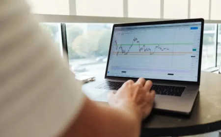 Aal Stock Faces a Strange Split: Weakness, Options Surge, and Doubts Over a Sale