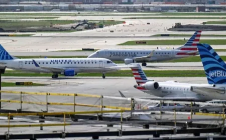 Senators Mike Lee, Elizabeth Warren Oppose Potential American-United Airlines Merger