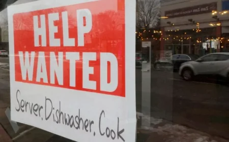 US Jobless Claims Edge Up, Labor Market Stays Stable