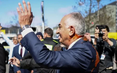 Reza Pahlavi splashed in Berlin: a protest that exposed a deeper political fault line