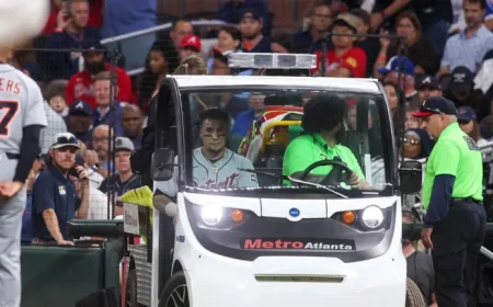 Javier Báez Injured, Exits Braves Game on Stretcher