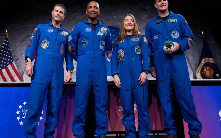 Trump Hosts Four Astronauts After Artemis II Record Flight