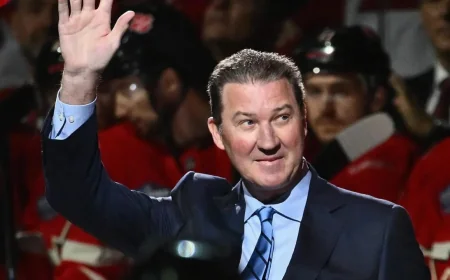 Mario Lemieux Draws Ovation at Game 5 in Pittsburgh