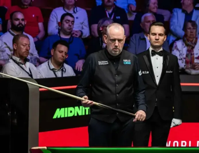 Xiao Guodong edges closer in World Snooker Championship battle