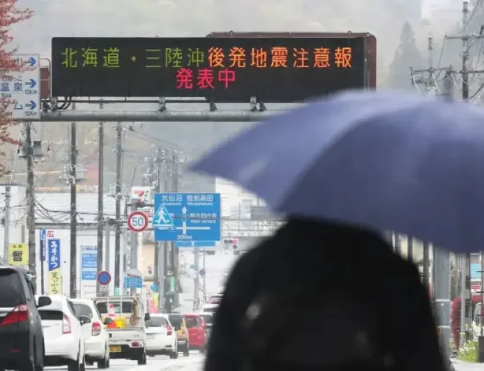 Tremblement De Terre Japon Raises Fresh Fears After 7.7 Quake and Tsunami Alert